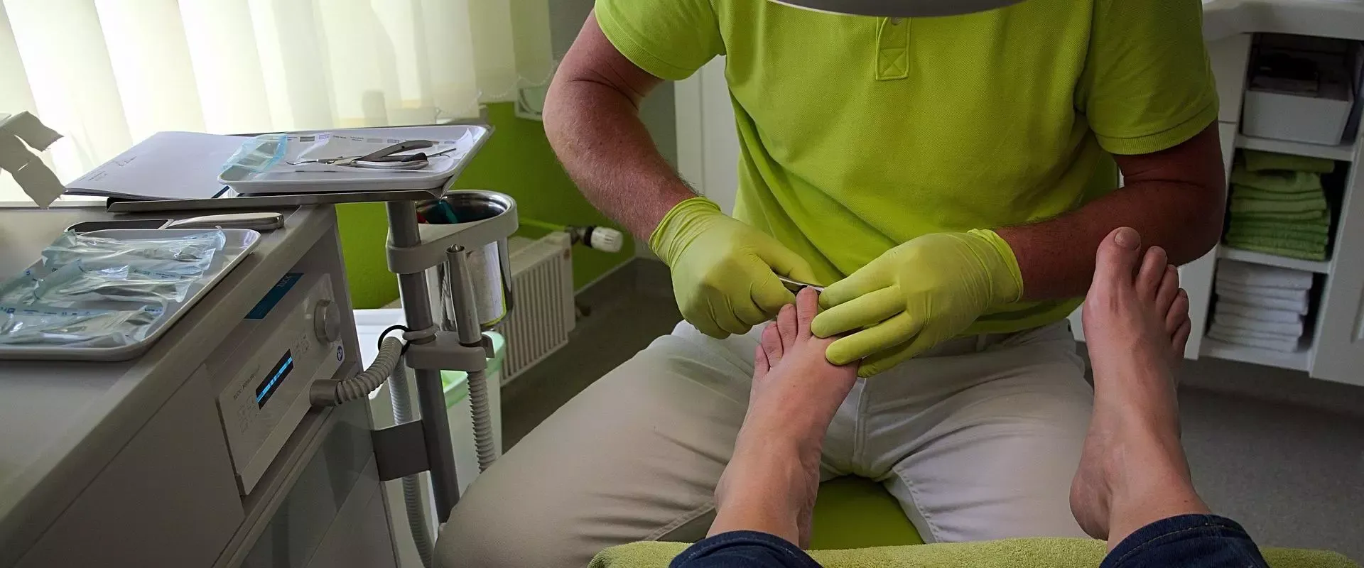 Medizinische Fußpflege-Behandlung in einer Praxis