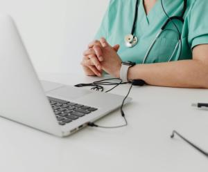 Medizinerin am Laptop